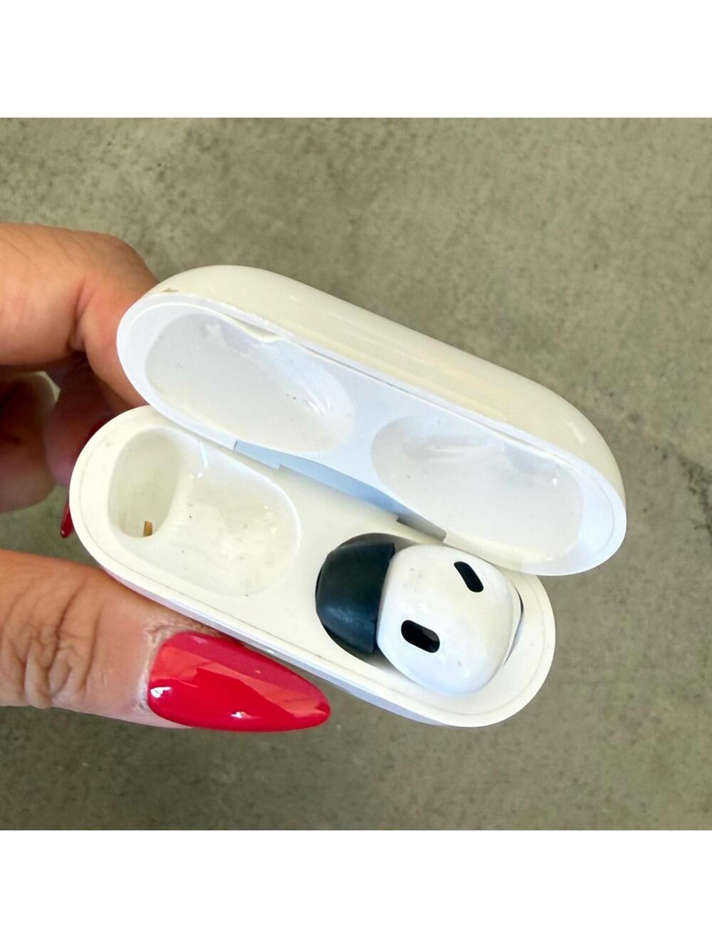 Apple AirPods Pro 2nd Gen Case + Right Earbud (Left Missing)